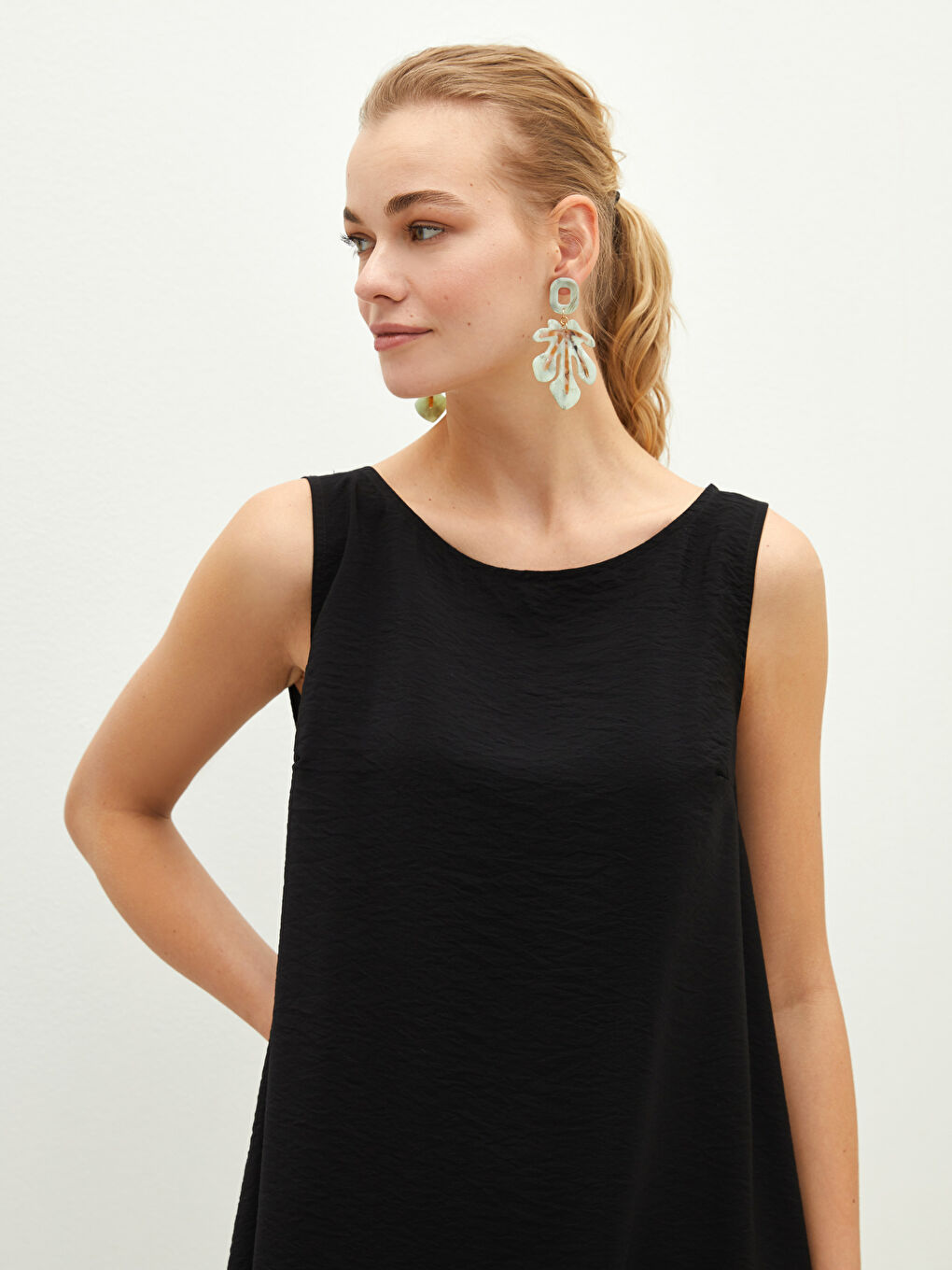 Siyah Kadın Bisiklet Yaka Düz Kolsuz Elbise-3