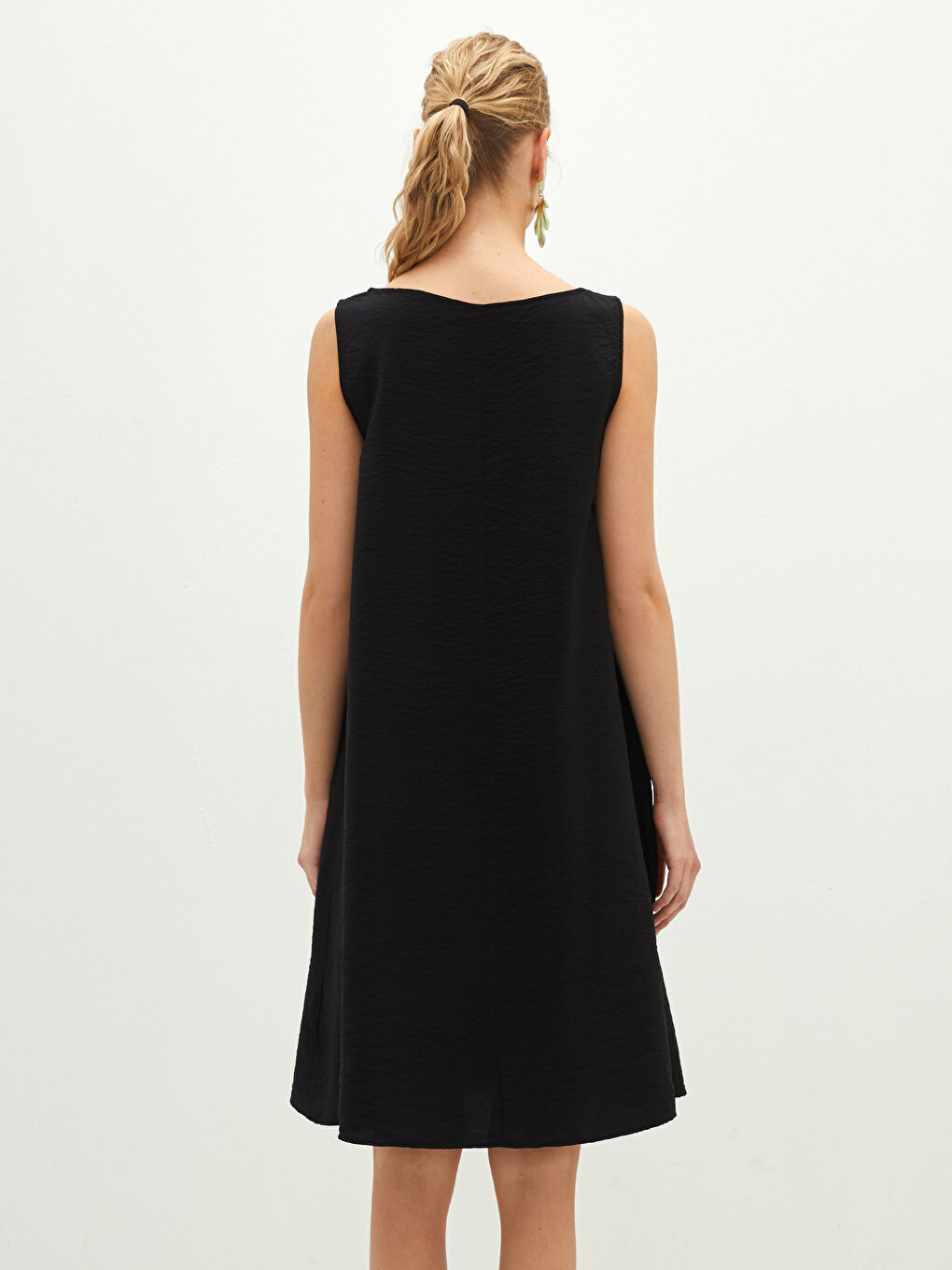 Siyah Kadın Bisiklet Yaka Düz Kolsuz Elbise-4