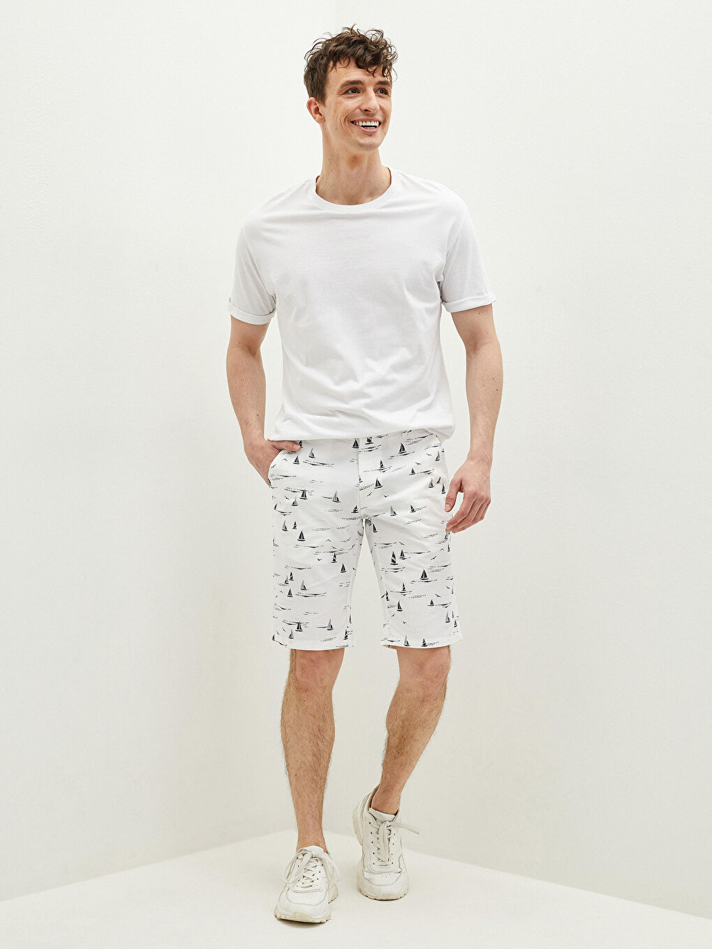 شورت رجالي بنقشة بقصة رفيعة