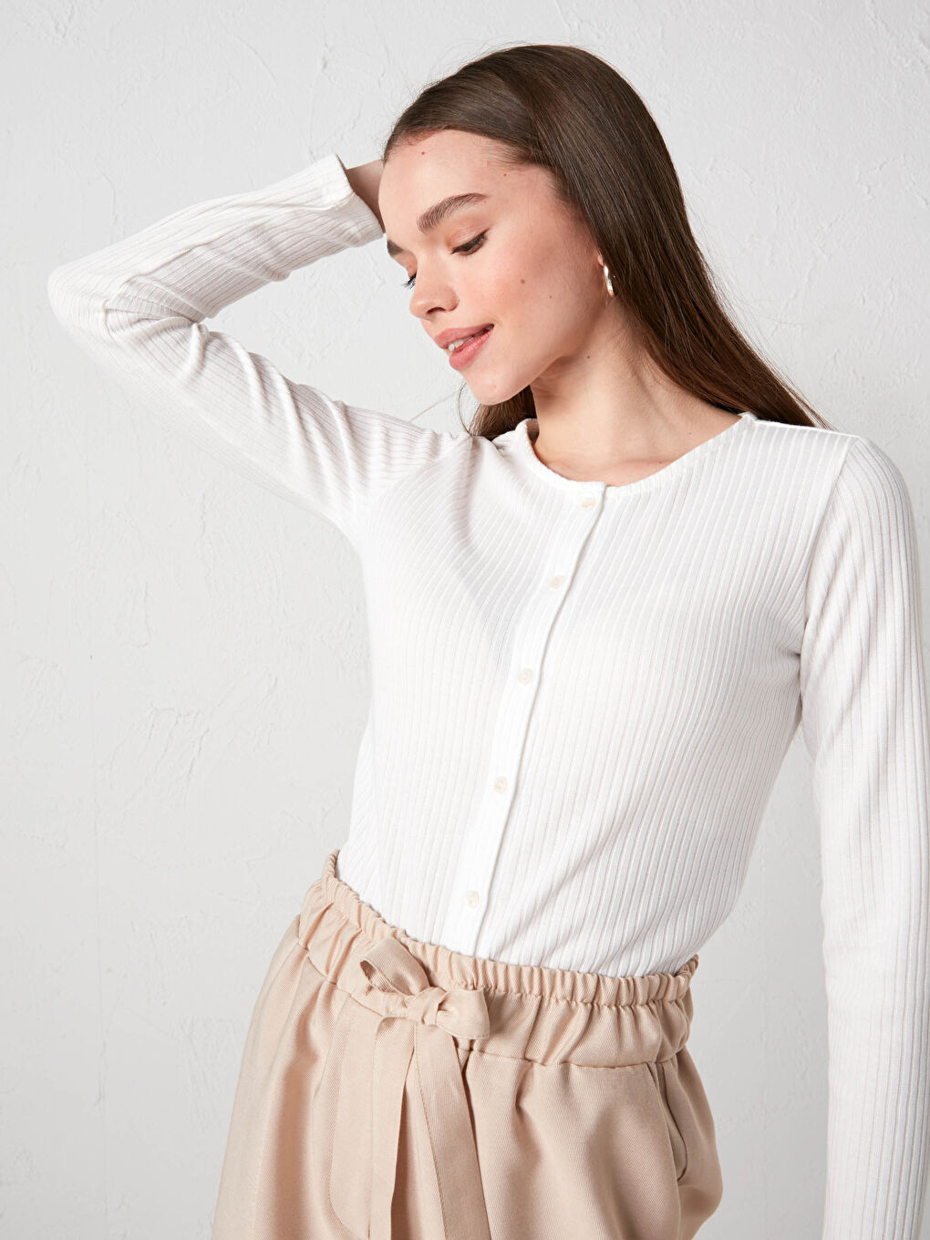 Beyaz Bisiklet Yaka Düz Düğme Detaylı Uzun Kollu Kadın Hırka-1