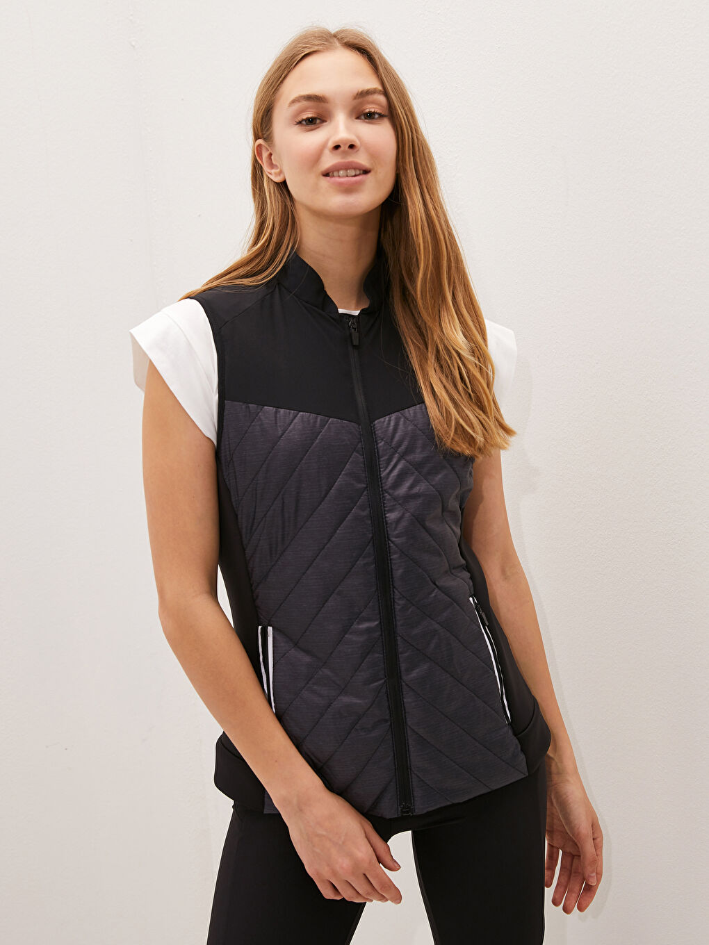 Gri Hakim Yaka Reflektör Baskılı Cep Detaylı Outdoor Kadın Yelek