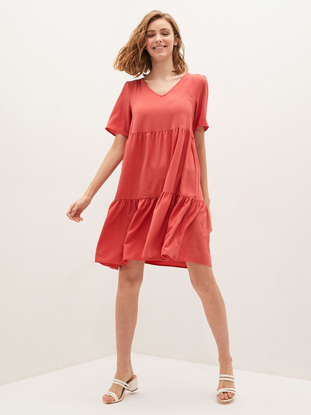 Kırmızı V Yaka Düz Kısa Kollu Fırfır Detaylı Kadın Elbise-2