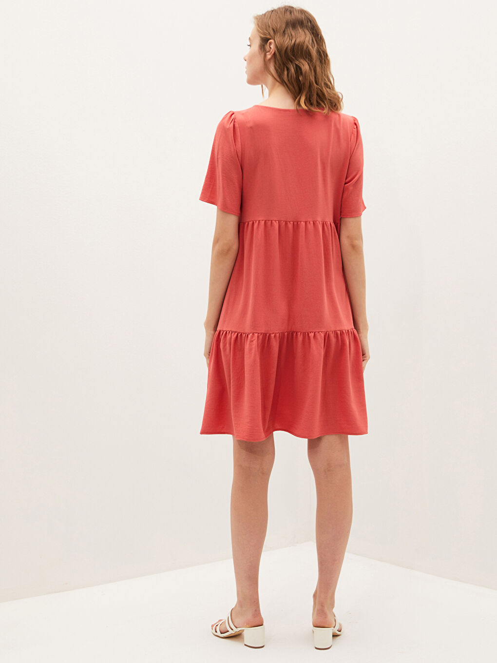 Kırmızı V Yaka Düz Kısa Kollu Fırfır Detaylı Kadın Elbise-3