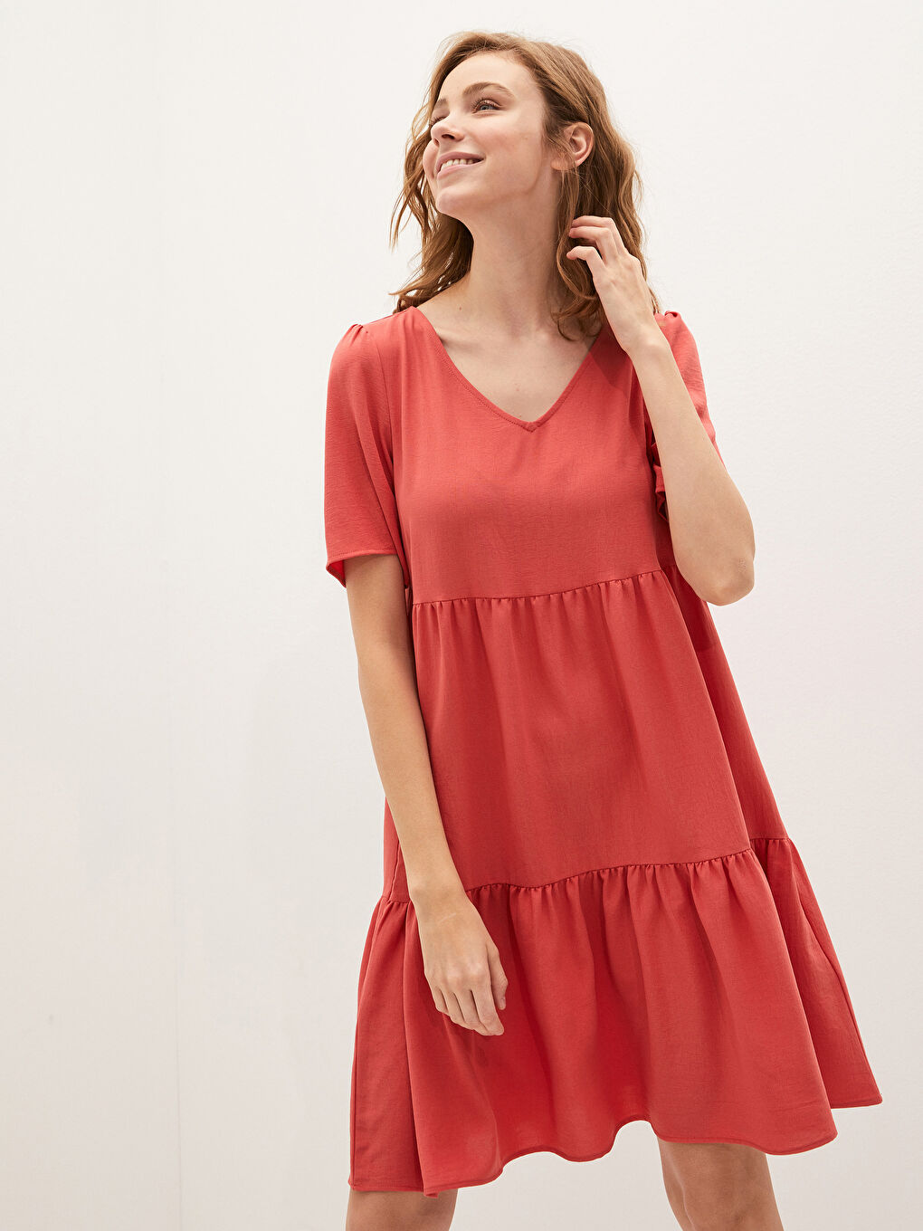 Kırmızı V Yaka Düz Kısa Kollu Fırfır Detaylı Kadın Elbise-4