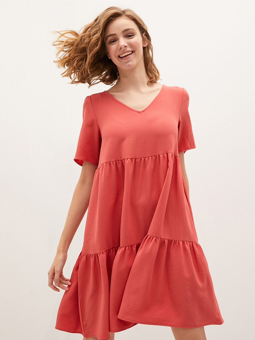 Kırmızı V Yaka Düz Kısa Kollu Fırfır Detaylı Kadın Elbise