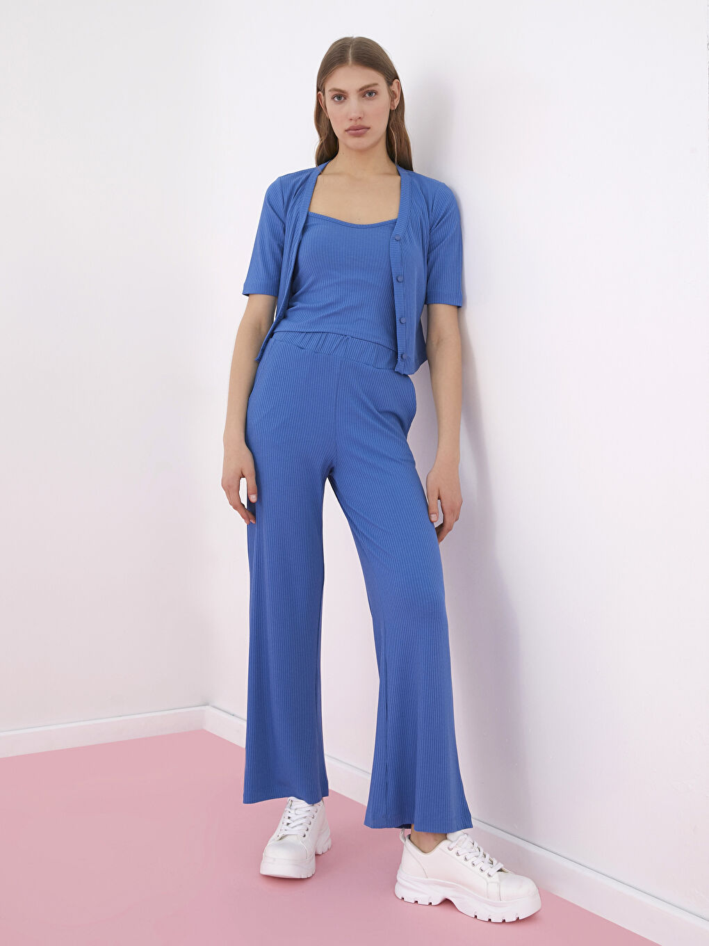 توب حمالة بياقة على شكل حرف V بأكمام قصيرة مزين بأزرار وكارديجان للسيدات-3