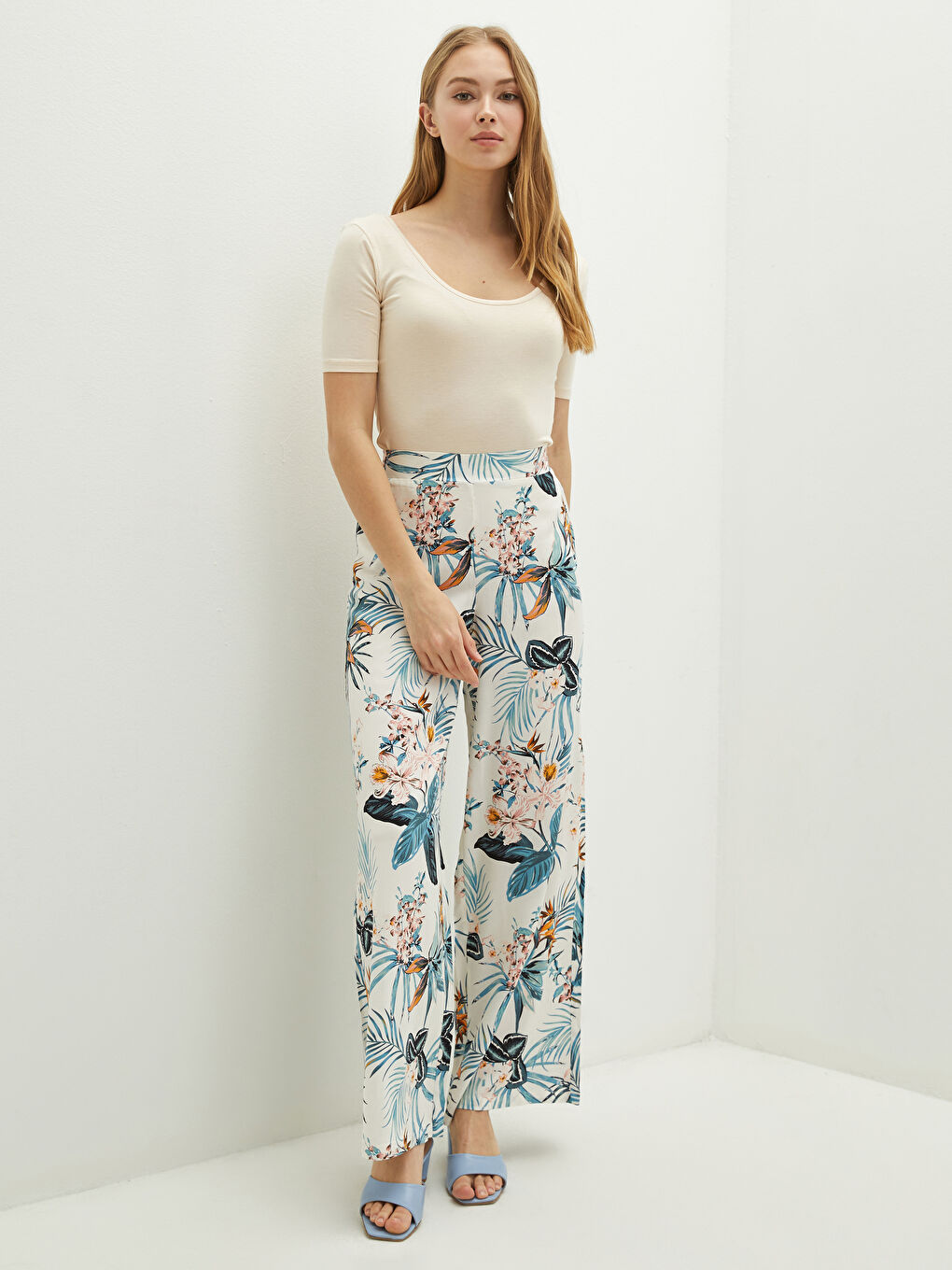 T-shirt Femme en Viscose à Encolure en U, Coupe Droite, Manches Courtes