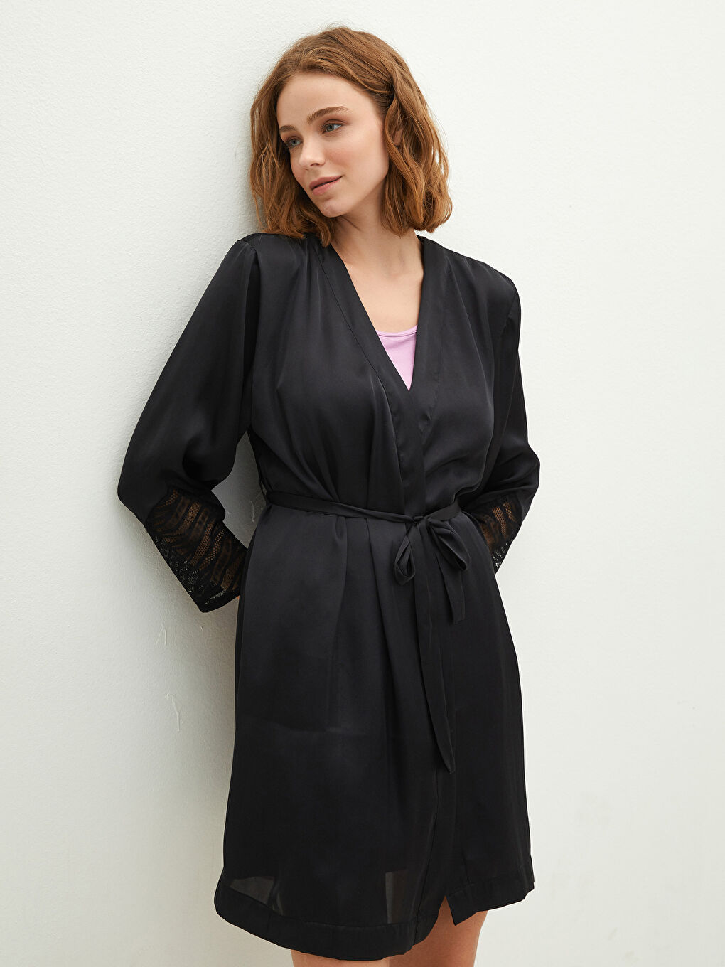 Халат женский с кружевной отделкой и поясом на талии