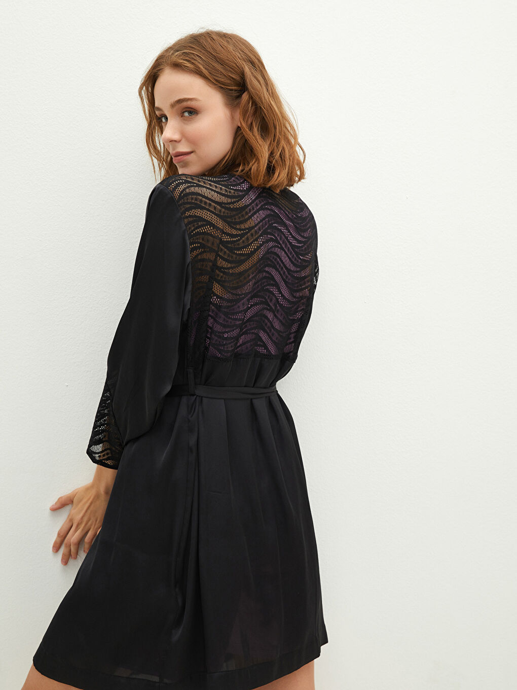 Халат женский с кружевной отделкой и поясом на талии-1