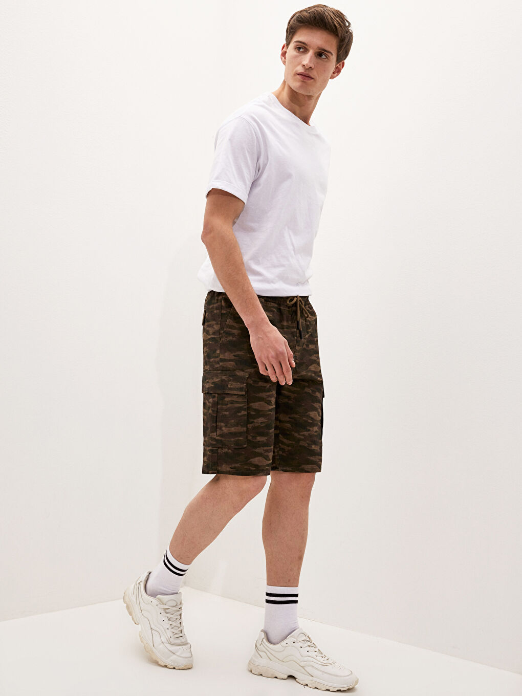 Bej Standart Kalıp Desenli Erkek Şort-2