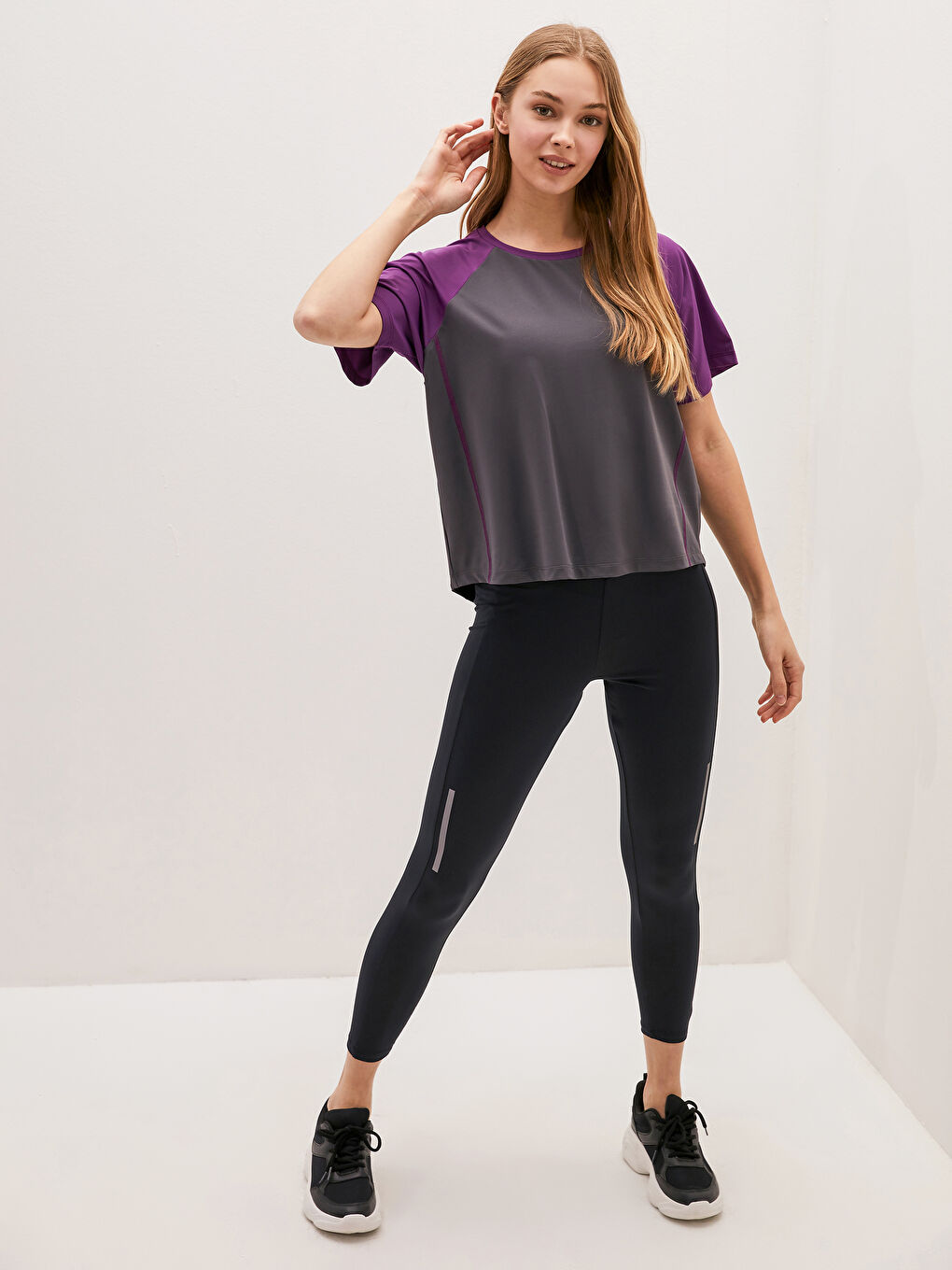 Gri Bisiklet Yaka Renk Bloklu Reflektör Baskılı Kısa Kollu Kadın Outdoor Tişört-8