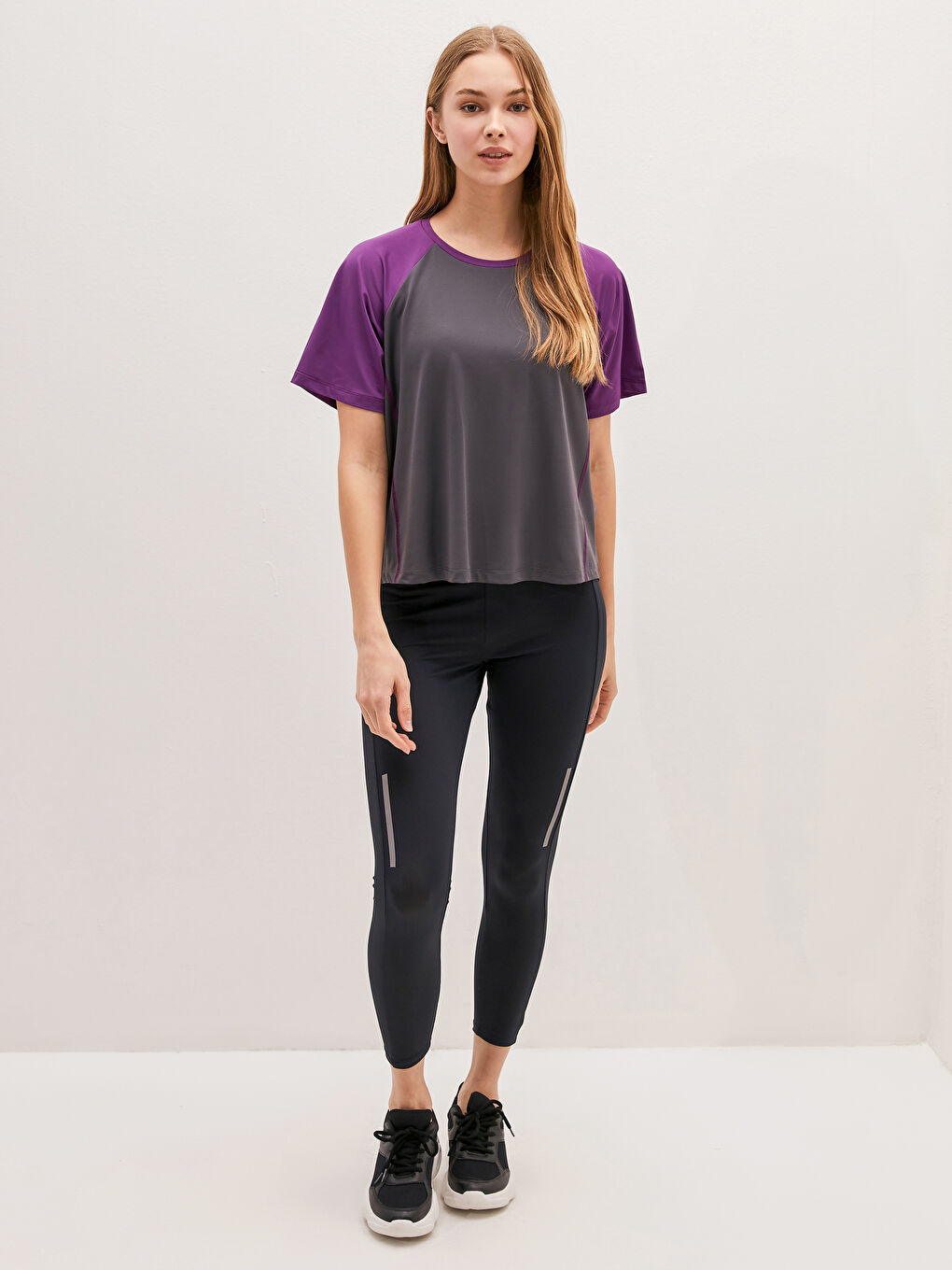 Gri Bisiklet Yaka Renk Bloklu Reflektör Baskılı Kısa Kollu Kadın Outdoor Tişört-9