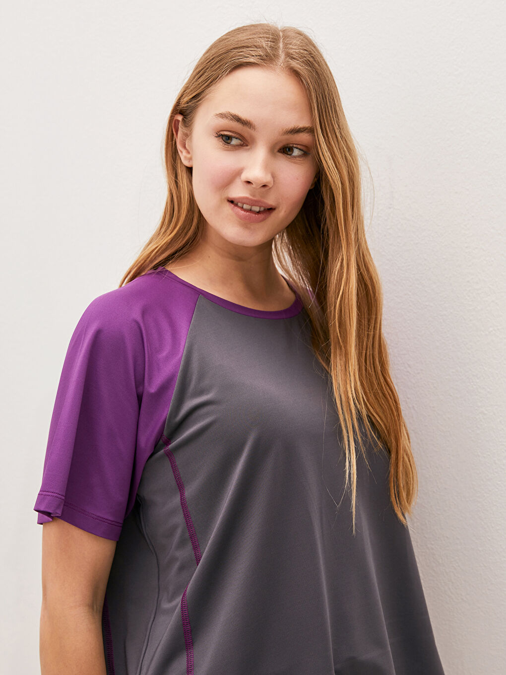 Gri Bisiklet Yaka Renk Bloklu Reflektör Baskılı Kısa Kollu Kadın Outdoor Tişört-10