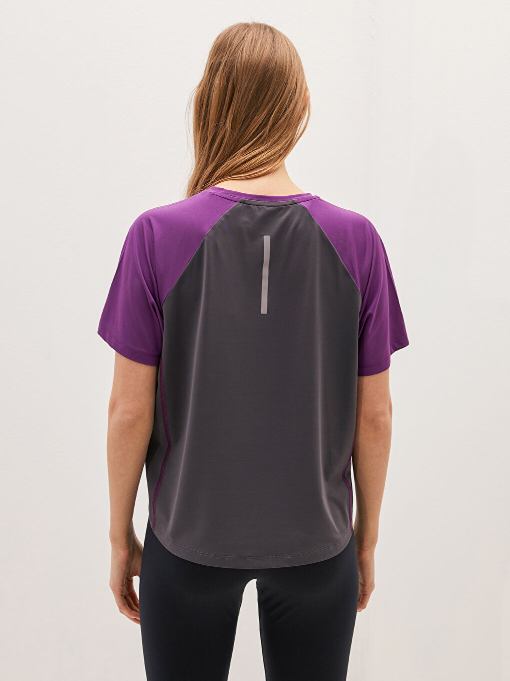 Gri Bisiklet Yaka Renk Bloklu Reflektör Baskılı Kısa Kollu Kadın Outdoor Tişört-11