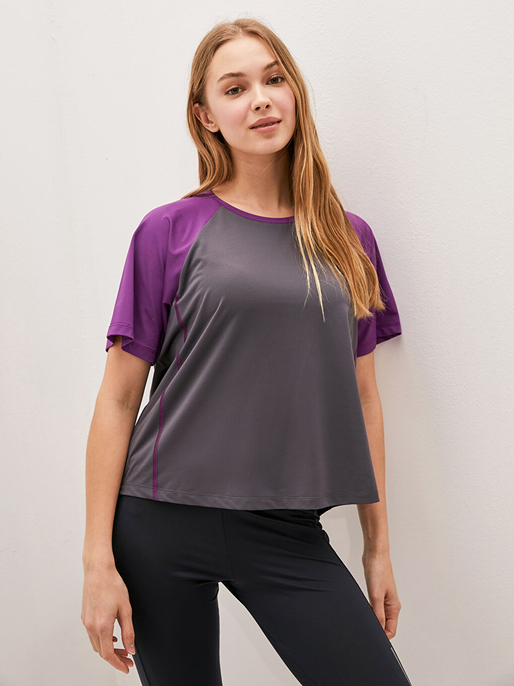 Gri Bisiklet Yaka Renk Bloklu Reflektör Baskılı Kısa Kollu Kadın Outdoor Tişört-1