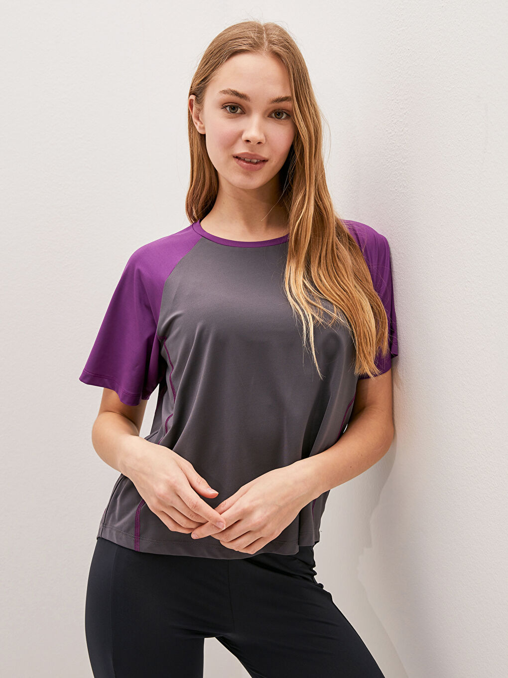 Gri Bisiklet Yaka Renk Bloklu Reflektör Baskılı Kısa Kollu Kadın Outdoor Tişört-7