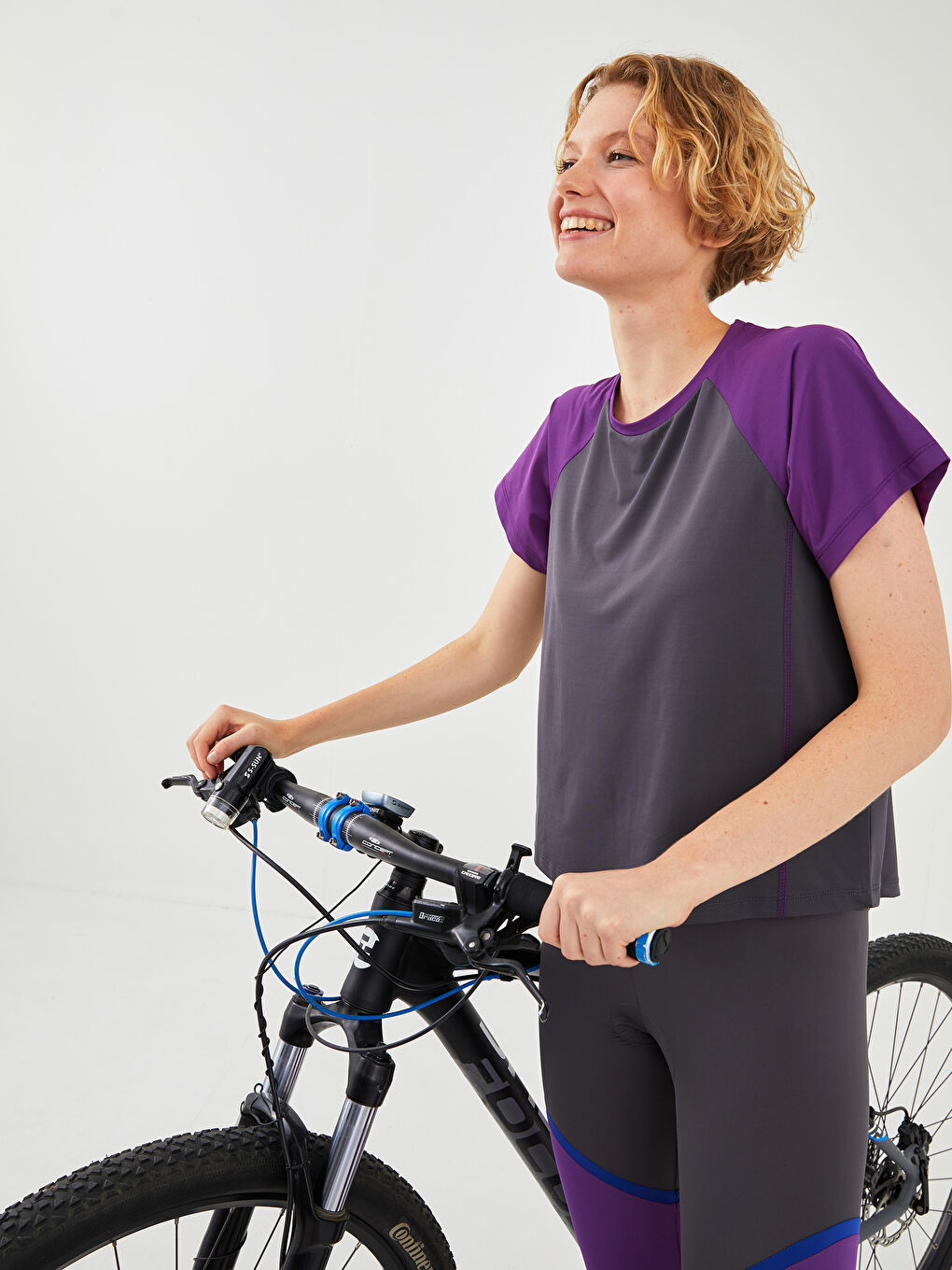 Gri Bisiklet Yaka Renk Bloklu Reflektör Baskılı Kısa Kollu Kadın Outdoor Tişört-3