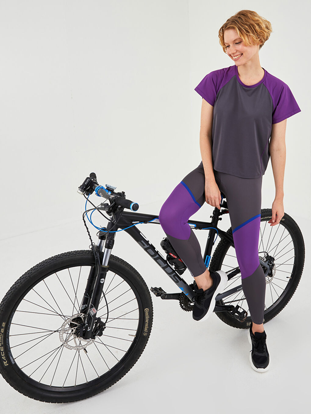 Gri Bisiklet Yaka Renk Bloklu Reflektör Baskılı Kısa Kollu Kadın Outdoor Tişört-4