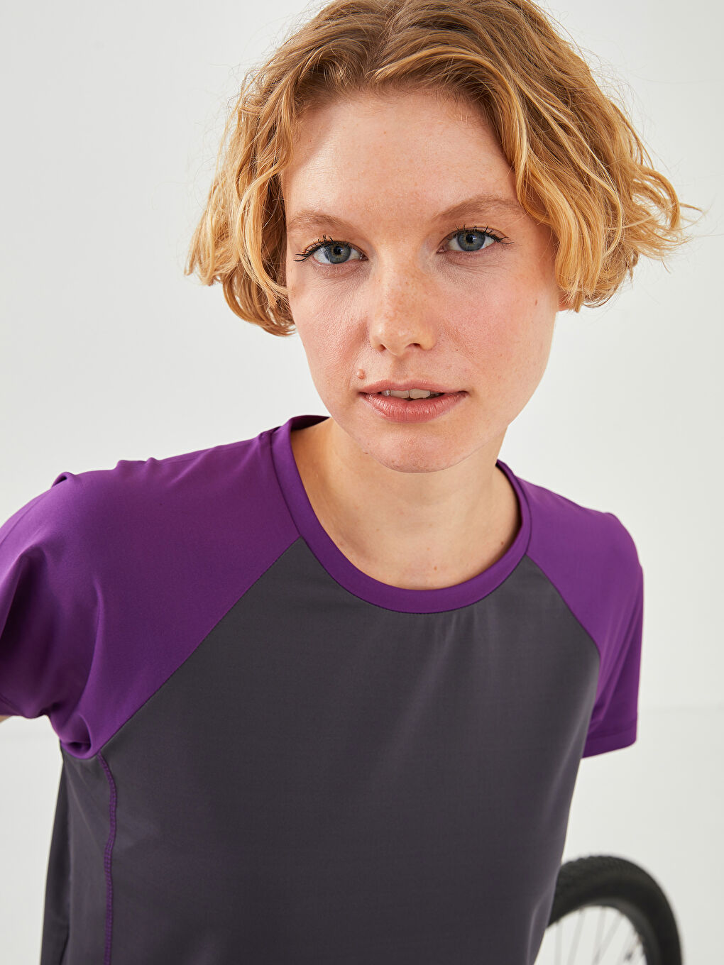 Gri Bisiklet Yaka Renk Bloklu Reflektör Baskılı Kısa Kollu Kadın Outdoor Tişört-5