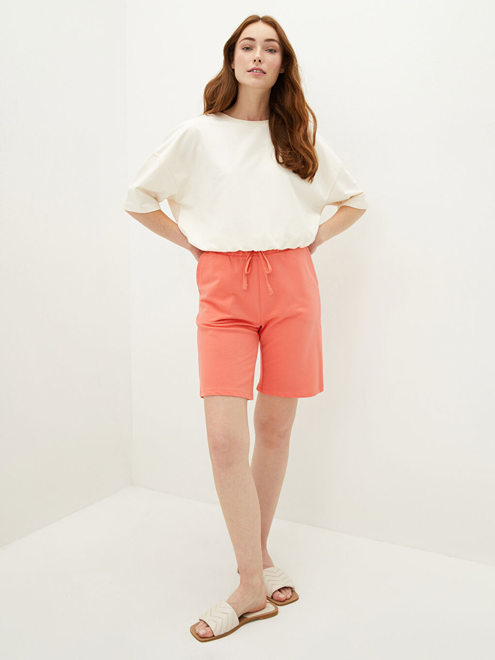 Mercan Beli Lastikli Düz Cep Detaylı Pamuklu Kadın Bermuda Şort