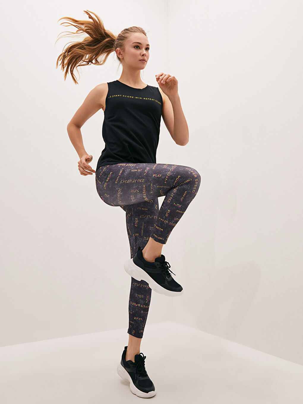 Siyah Kadın Bisiklet Yaka Baskılı Kolsuz Spor Atlet-1