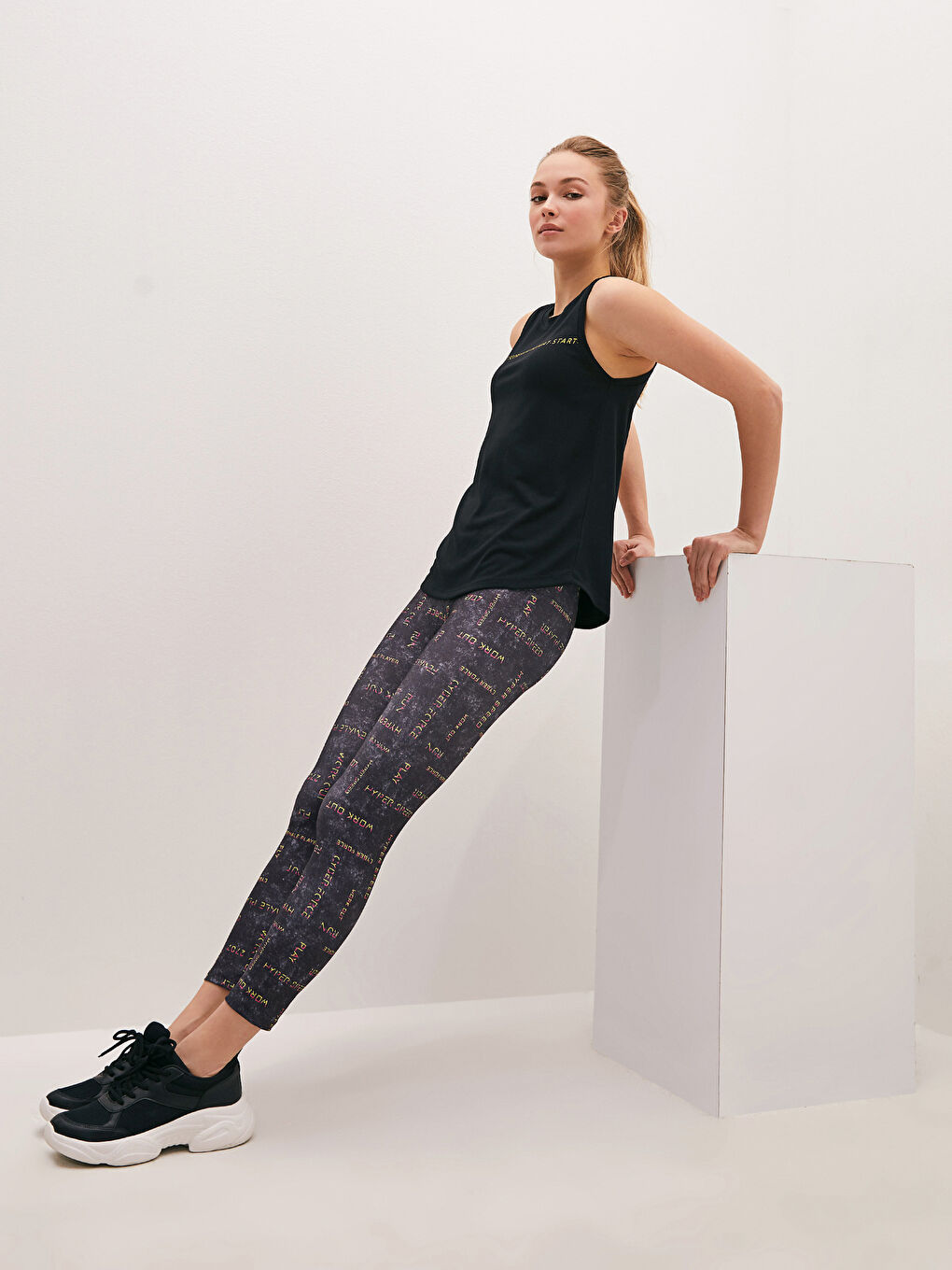 Siyah Kadın Bisiklet Yaka Baskılı Kolsuz Spor Atlet-2