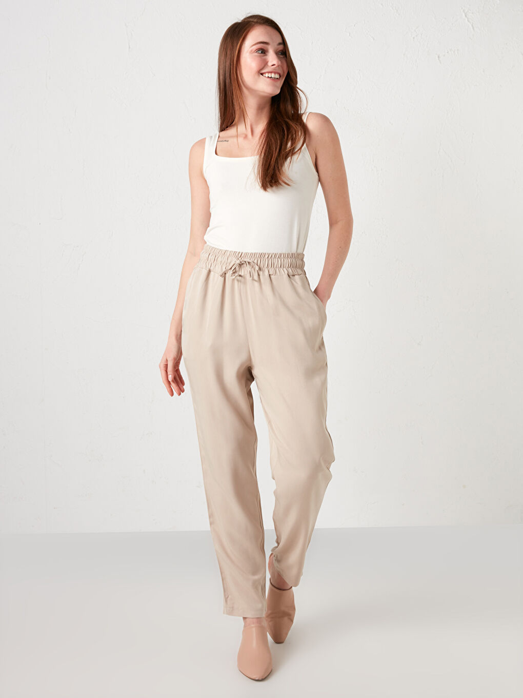 Bej Beli Lastikli Cep Detaylı Viskon Kadın Pantolon