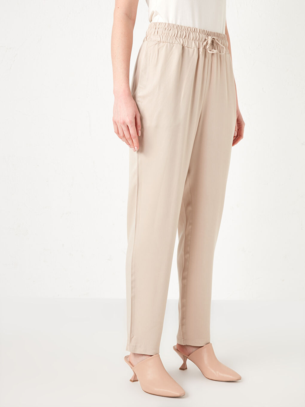 Bej Beli Lastikli Cep Detaylı Viskon Kadın Pantolon-3