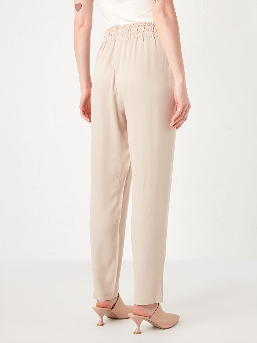 Bej Beli Lastikli Cep Detaylı Viskon Kadın Pantolon-4