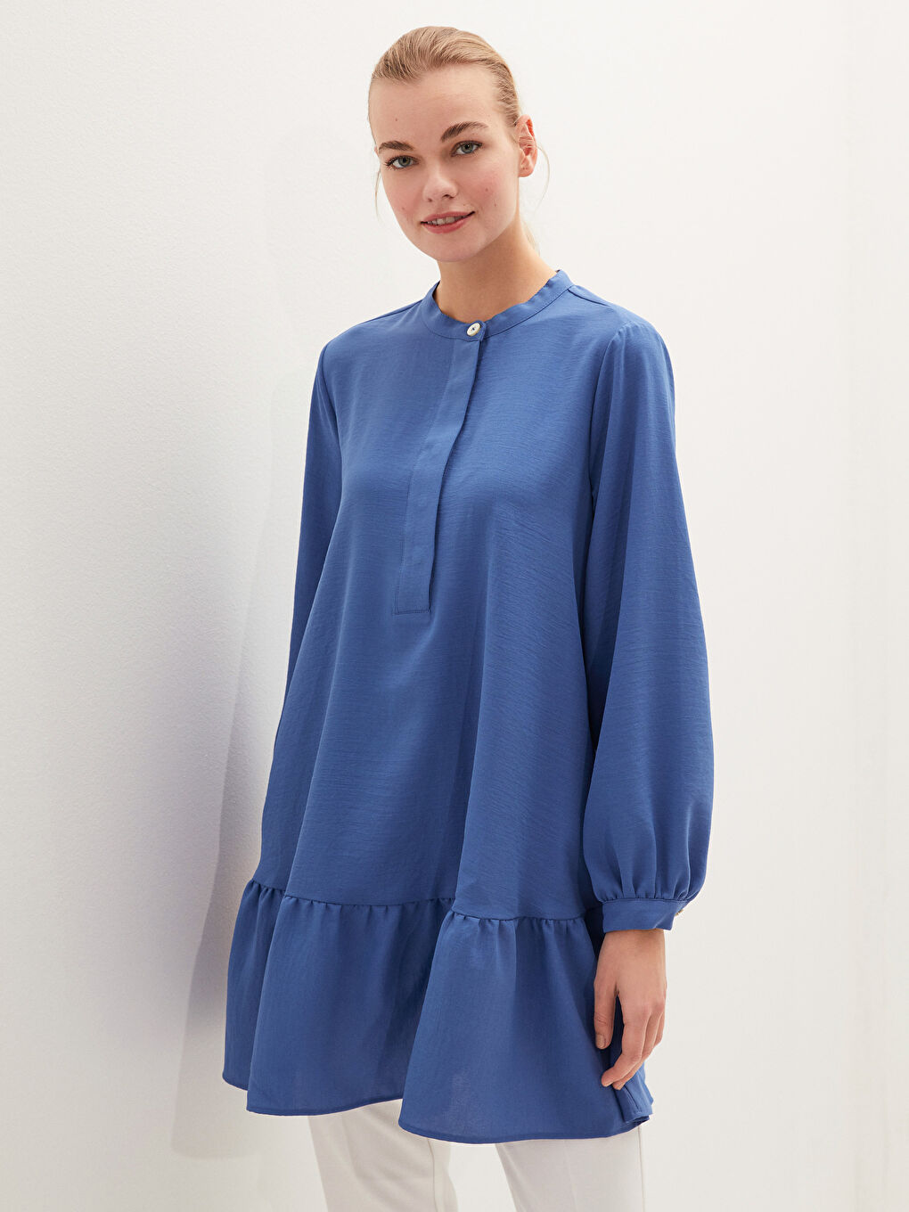 Tunika für Damen mit Stehkragen, geradem Schnitt, Rüschendetails und langen Ärmeln