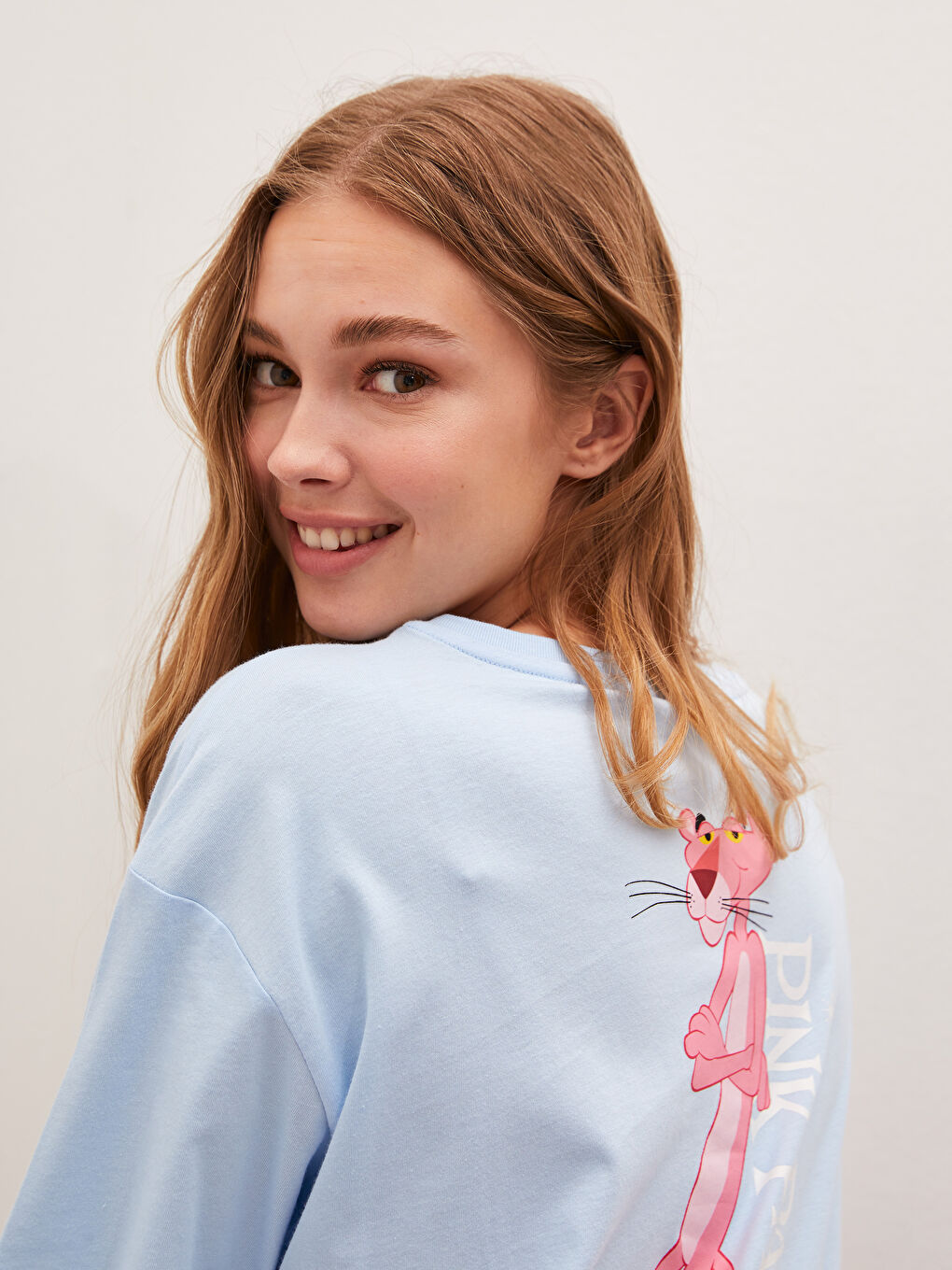 Lila Bisiklet Yaka Pembe Panter Baskılı Kısa Kollu Kadın Tişört-3