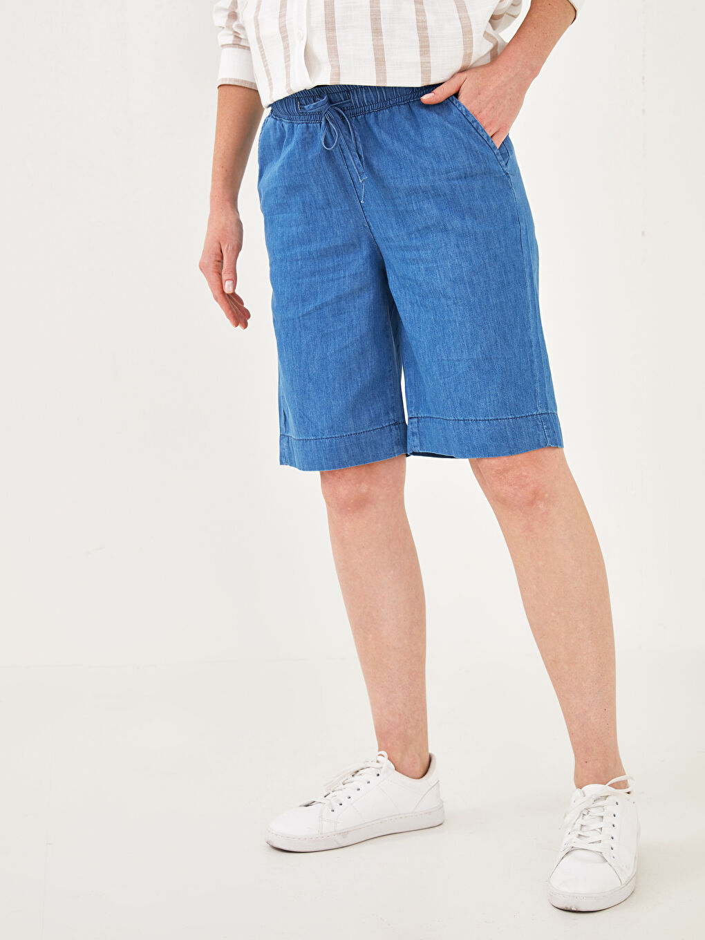 شورت جينز حوامل بجيوب وتفاصيل خصر مطاطي-4