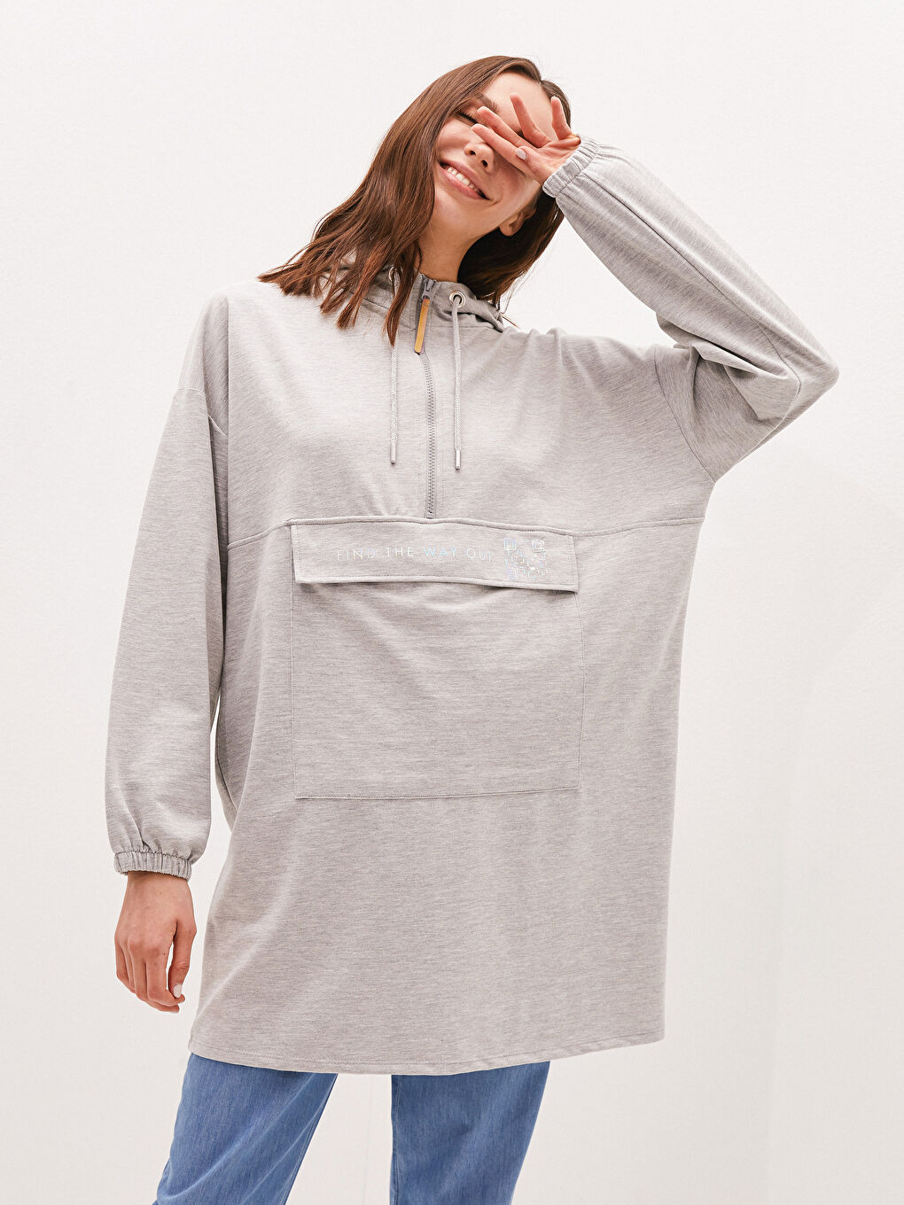 Gri Kapüşon Yaka Baskılı Uzun Kollu Pamuklu Kadın Sweatshirt Tunik-4