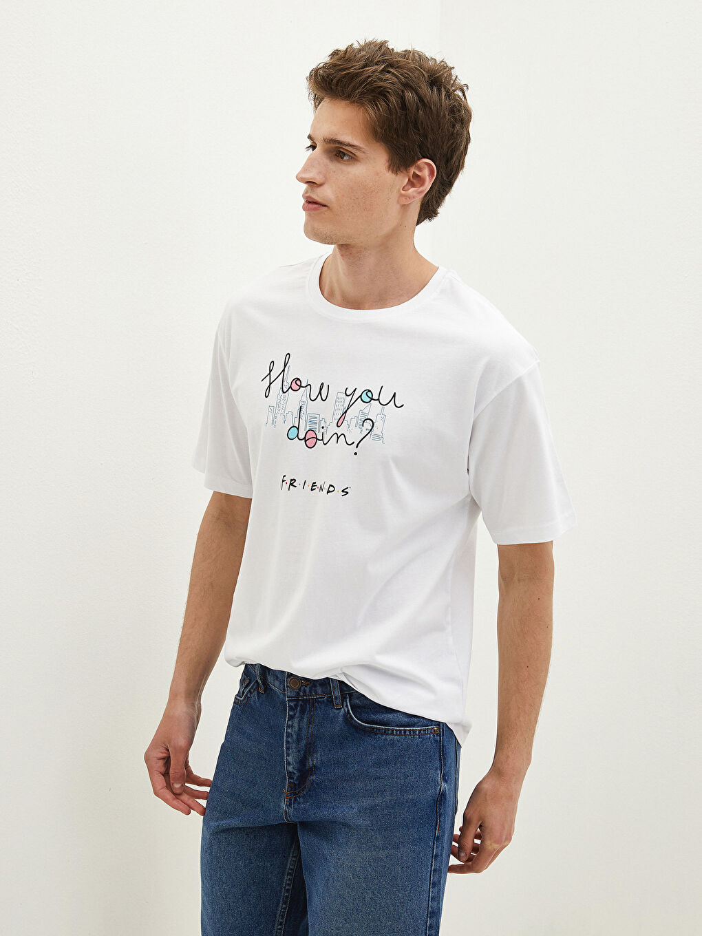 Beyaz Bisiklet Yaka Kısa Kollu Friends Baskılı Penye Erkek Tişört-1