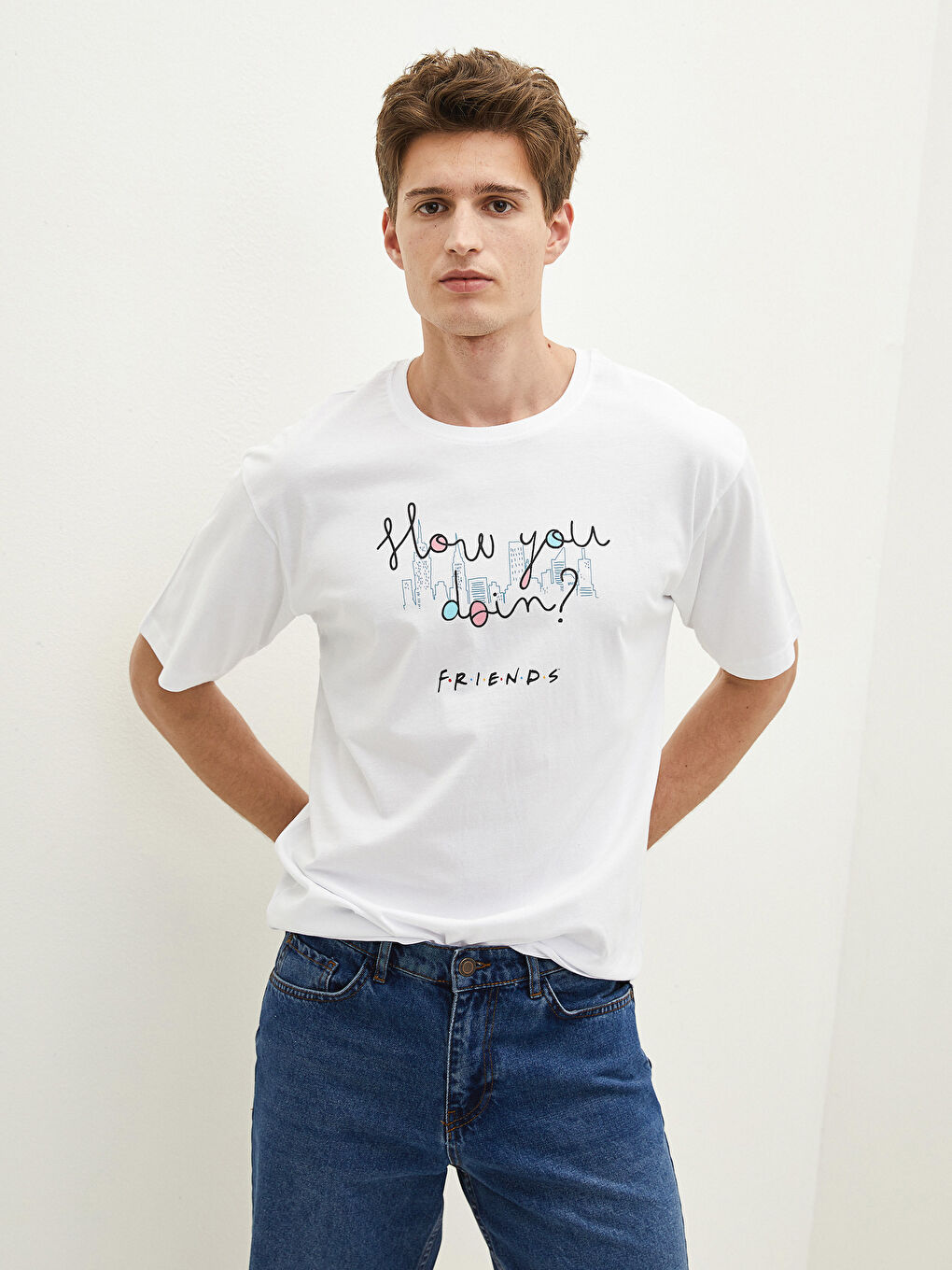 Beyaz Bisiklet Yaka Kısa Kollu Friends Baskılı Penye Erkek Tişört-4