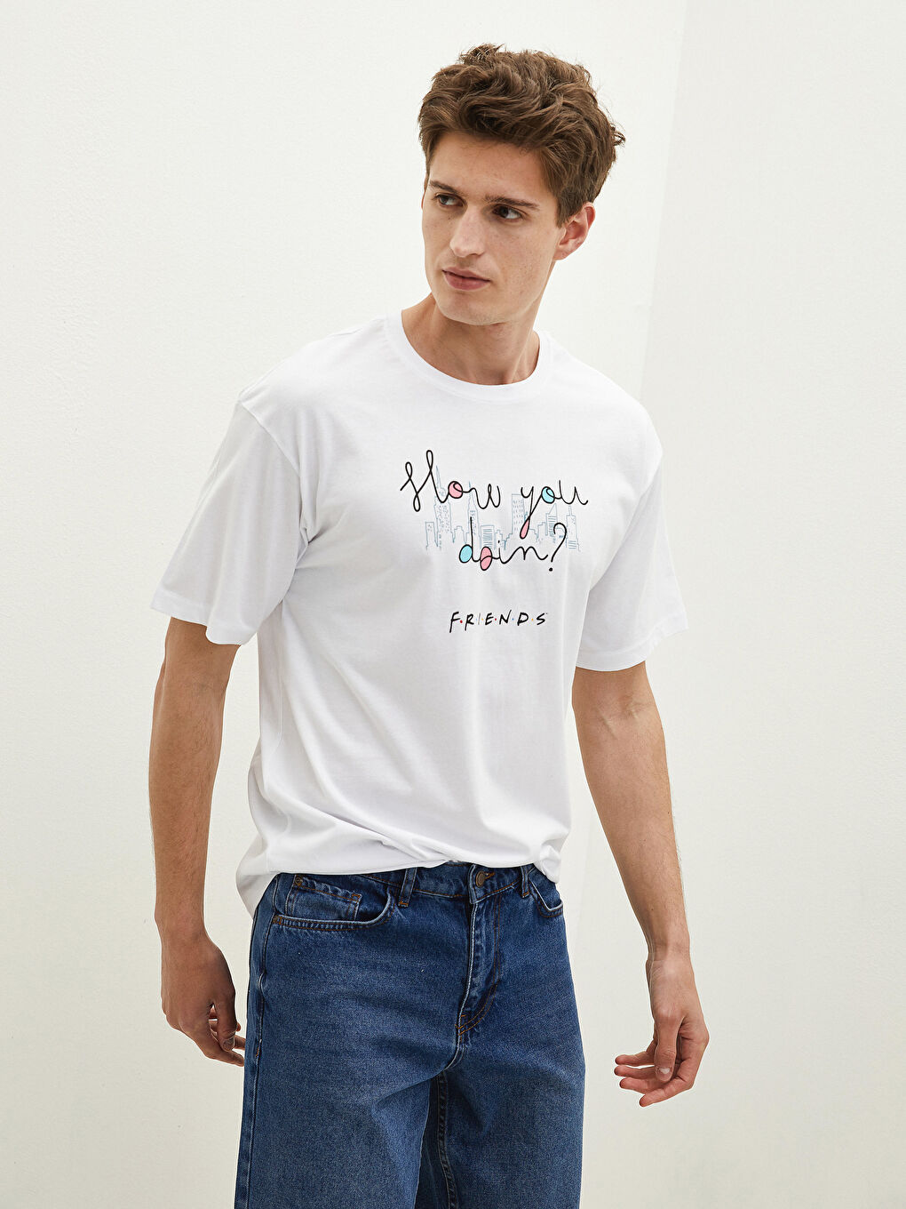 Beyaz Bisiklet Yaka Kısa Kollu Friends Baskılı Penye Erkek Tişört