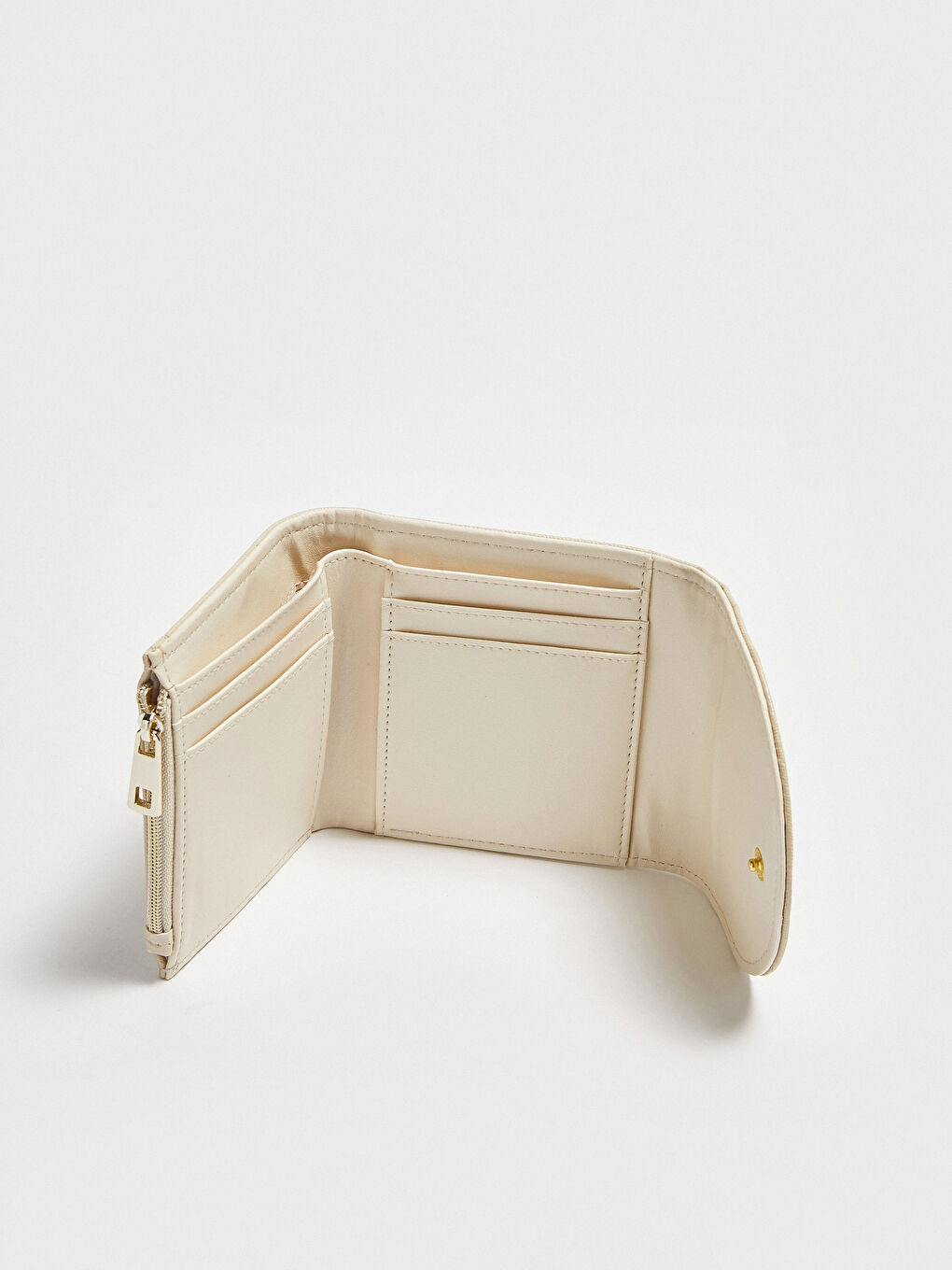 Bej Deri Görünümlü Kapaklı Kadın Cüzdan-1