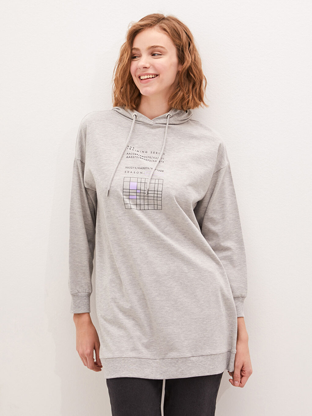 Gri Kapüşon Yaka Baskılı Uzun Kollu Kadın Tunik-2