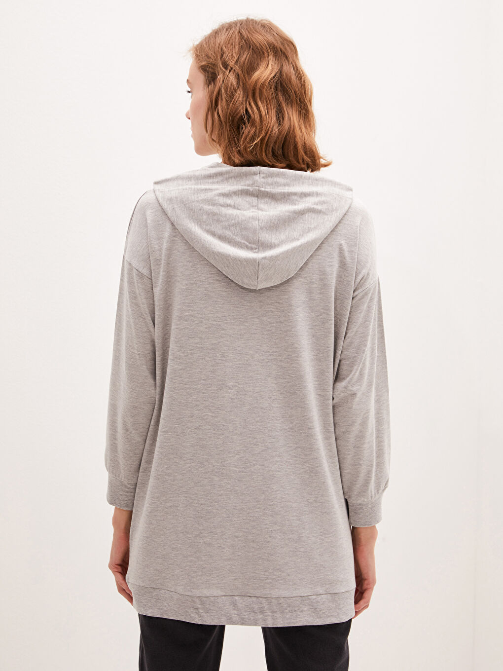 Gri Kapüşon Yaka Baskılı Uzun Kollu Kadın Tunik-4