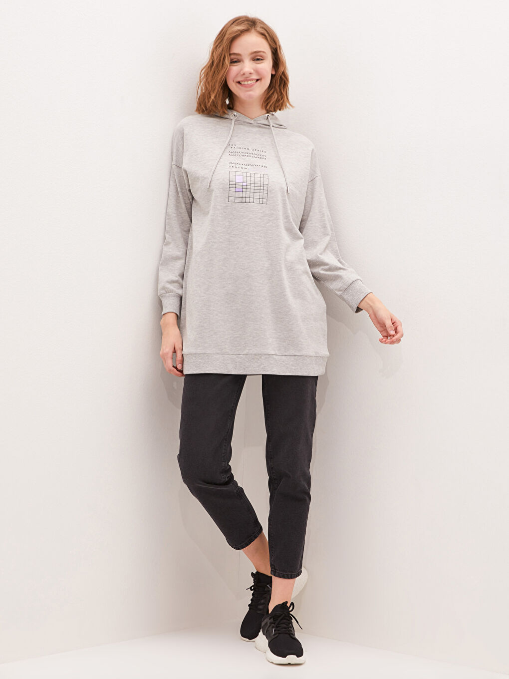 Gri Kapüşon Yaka Baskılı Uzun Kollu Kadın Tunik