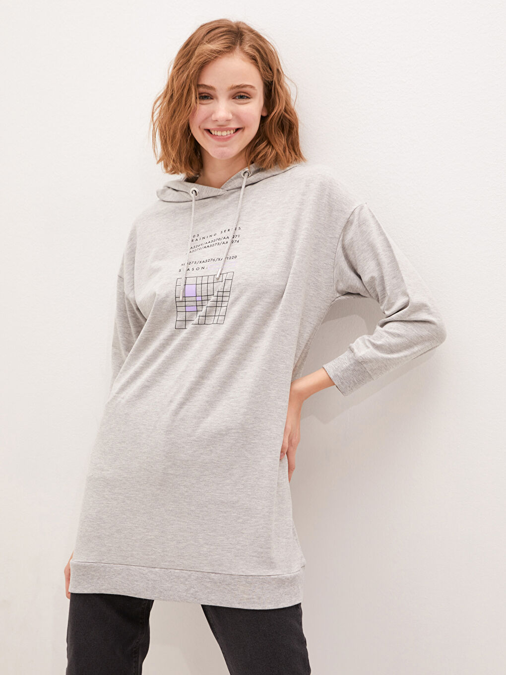 Gri Kapüşon Yaka Baskılı Uzun Kollu Kadın Tunik-1