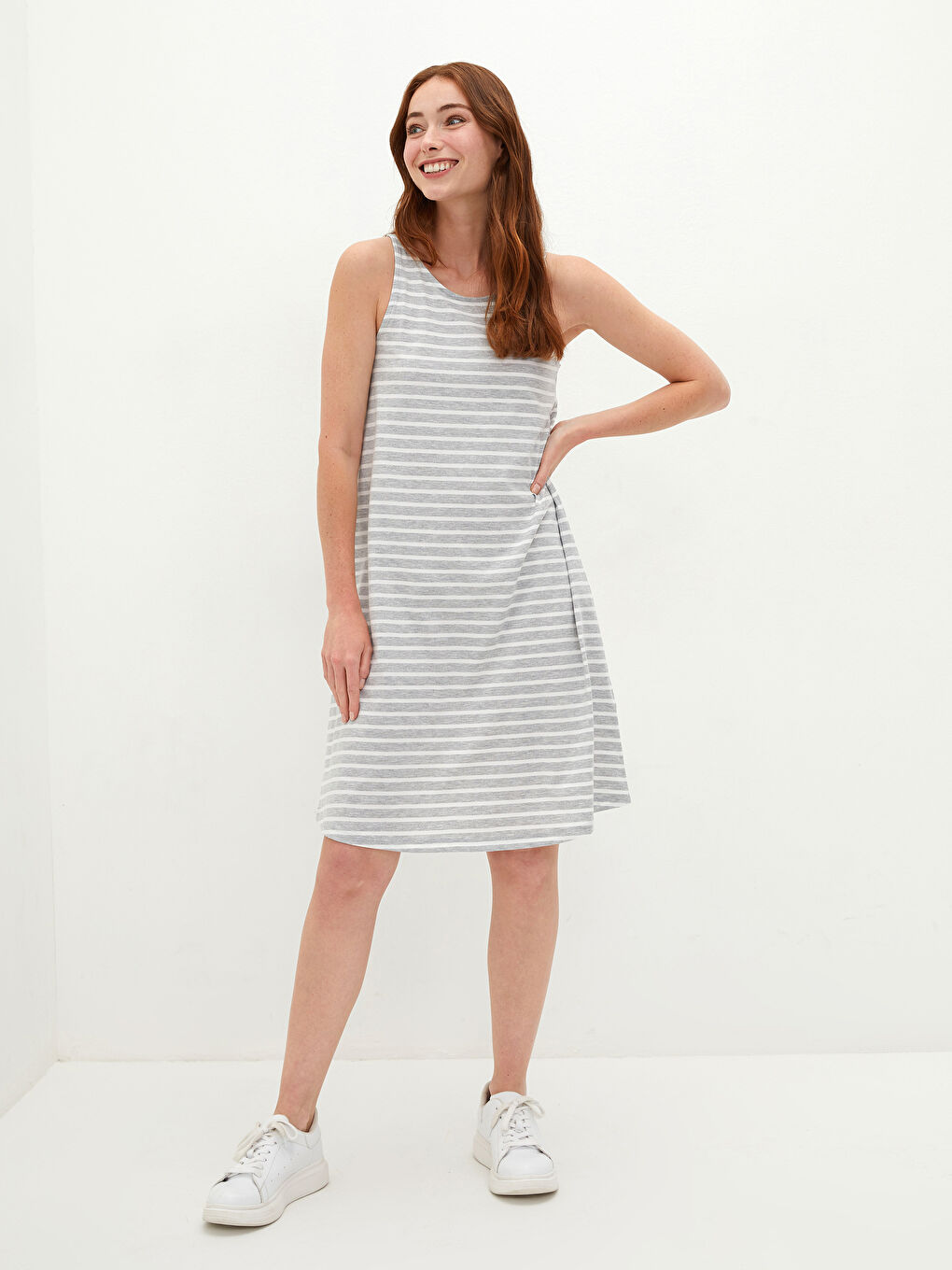 Robe Femme en Coton Rayée à Fines Bretelles avec Encolure en U-1