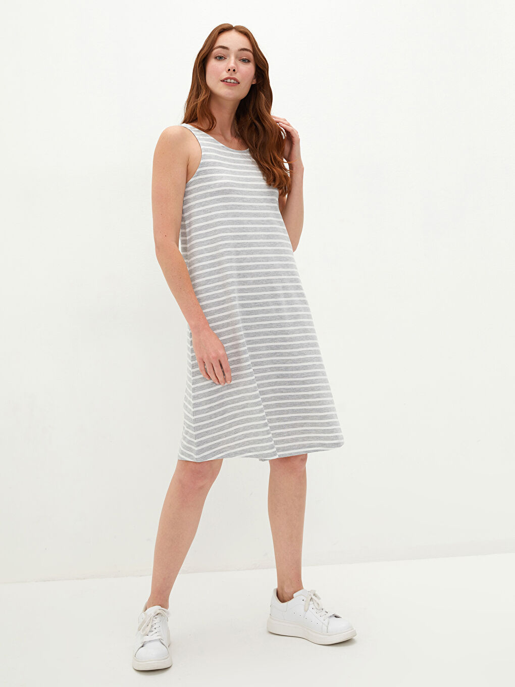 Robe Femme en Coton Rayée à Fines Bretelles avec Encolure en U-4