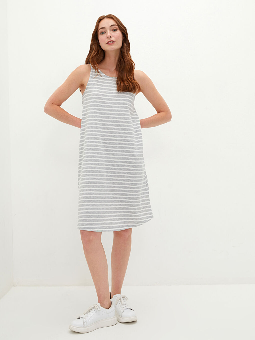 Robe Femme en Coton Rayée à Fines Bretelles avec Encolure en U