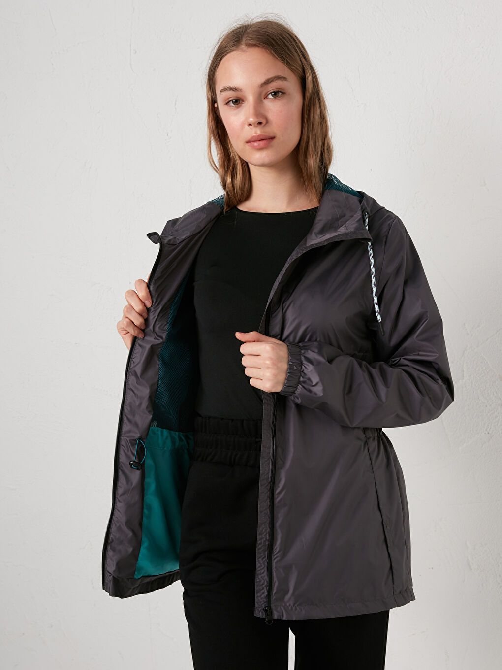 Gri Kapüşonlu Düz Uzun Kollu İnce Kadın Outdoor Yağmurluk-5