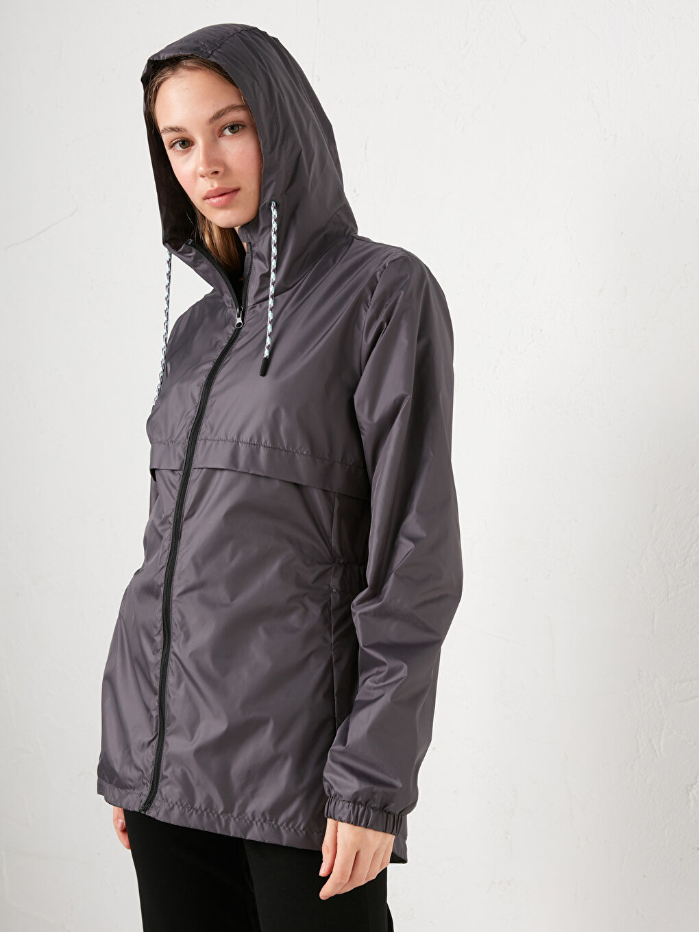 Gri Kapüşonlu Düz Uzun Kollu İnce Kadın Outdoor Yağmurluk