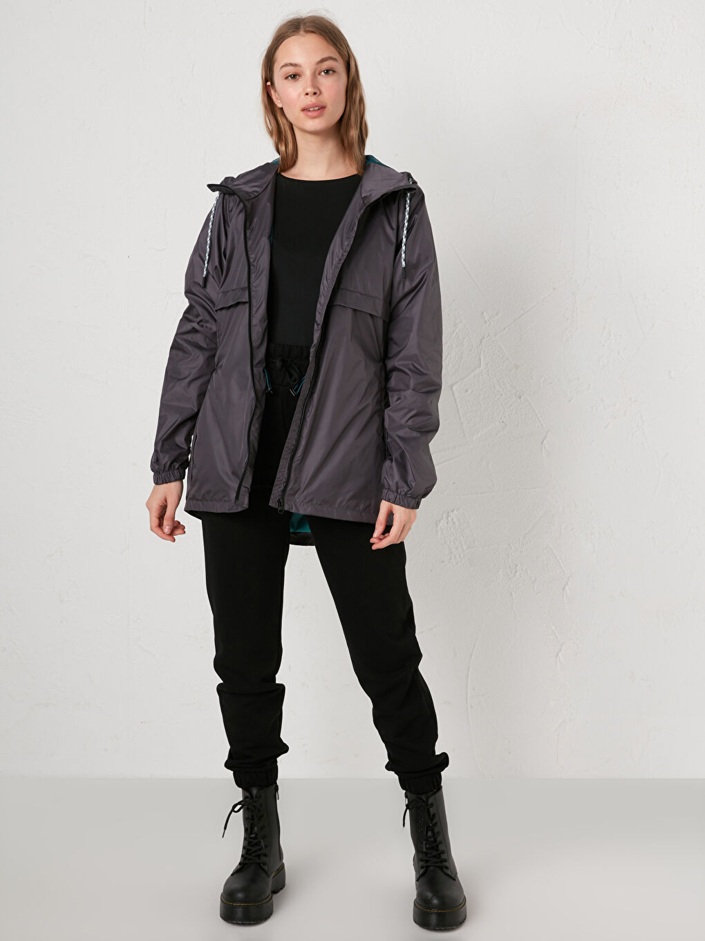 Gri Kapüşonlu Düz Uzun Kollu İnce Kadın Outdoor Yağmurluk-1
