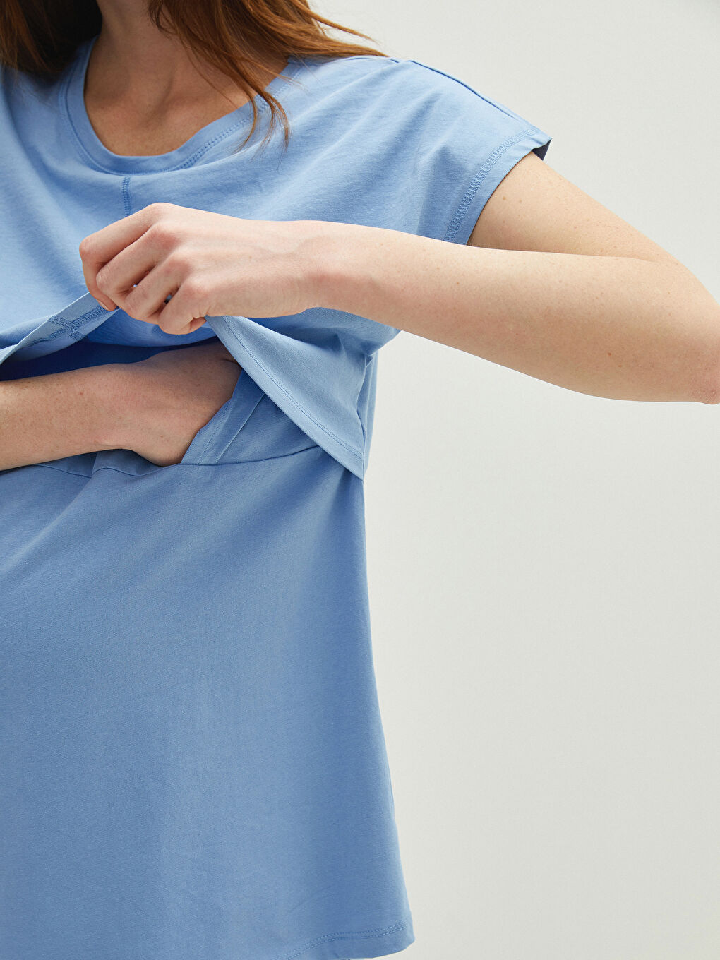 Tricou maternitate din bumbac cu mânecă scurtă, croială dreaptă, guler rotund și funcția de alăptare-2