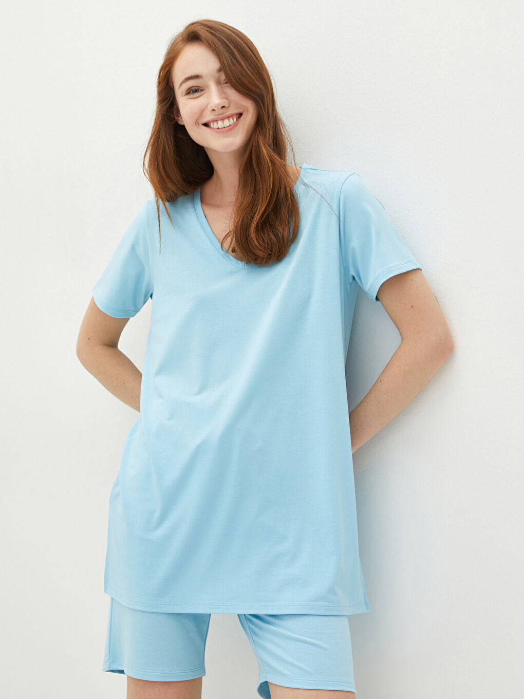 Mavi V Yaka Düz Kısa Kollu Kadın Tişört-4