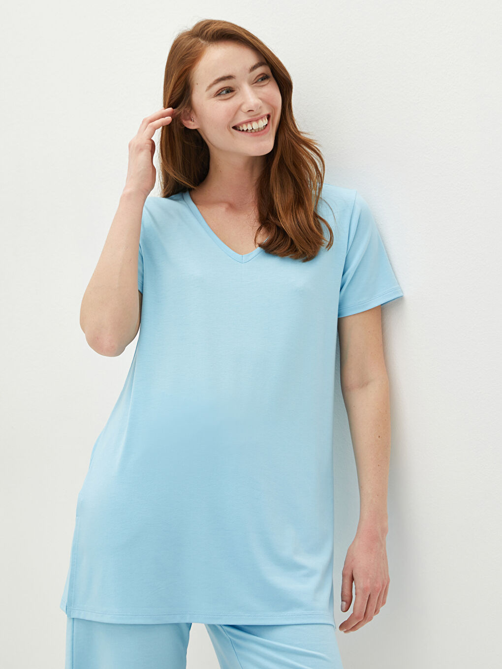 Mavi V Yaka Düz Kısa Kollu Kadın Tişört